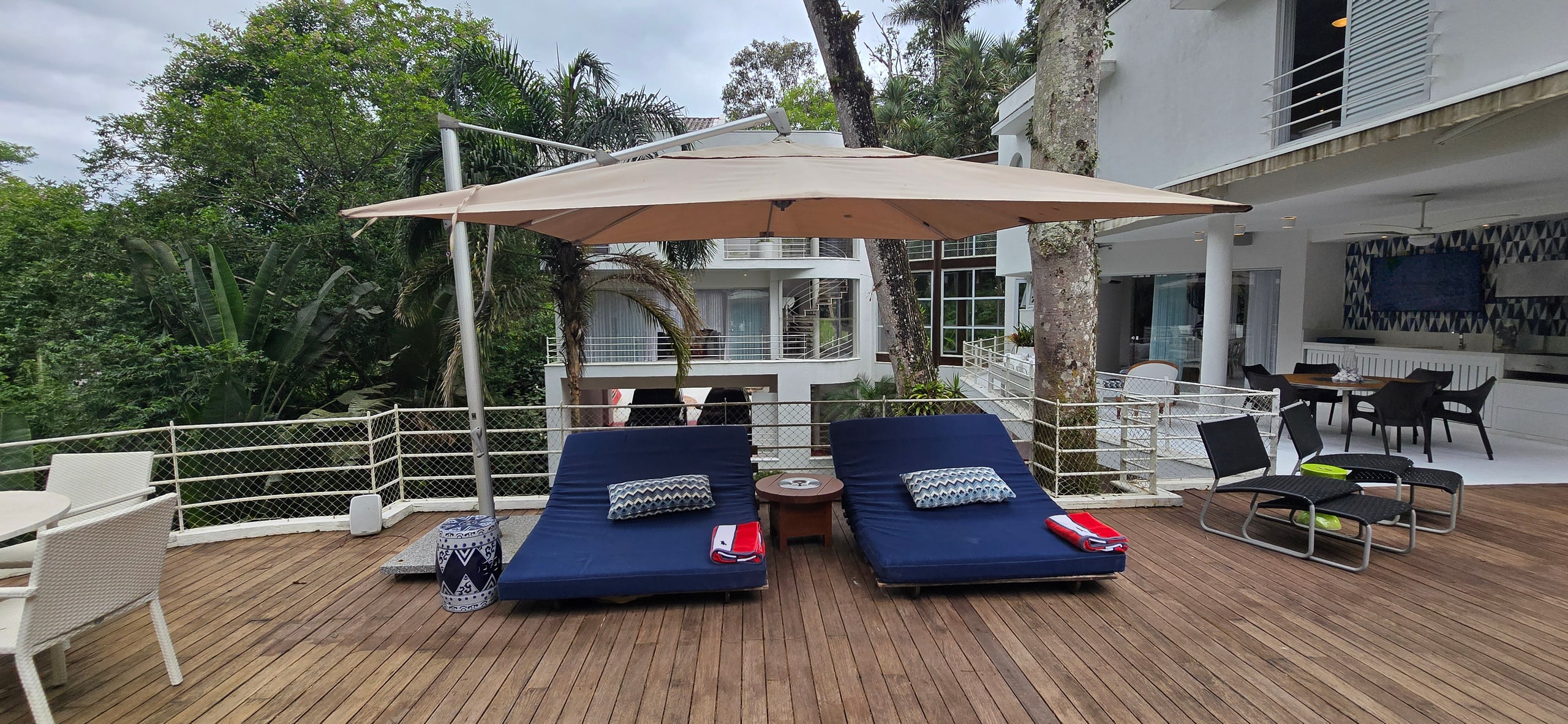 Imóveis a Venda no Condominio Iporanga Guarujá