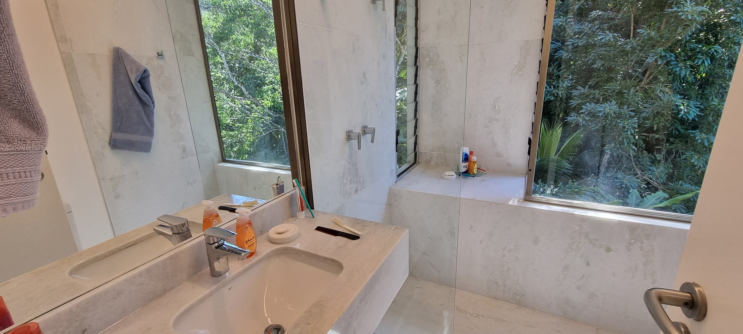 Casa Frente Praia Mar Condominio Tijucopava a Venda Guaruja