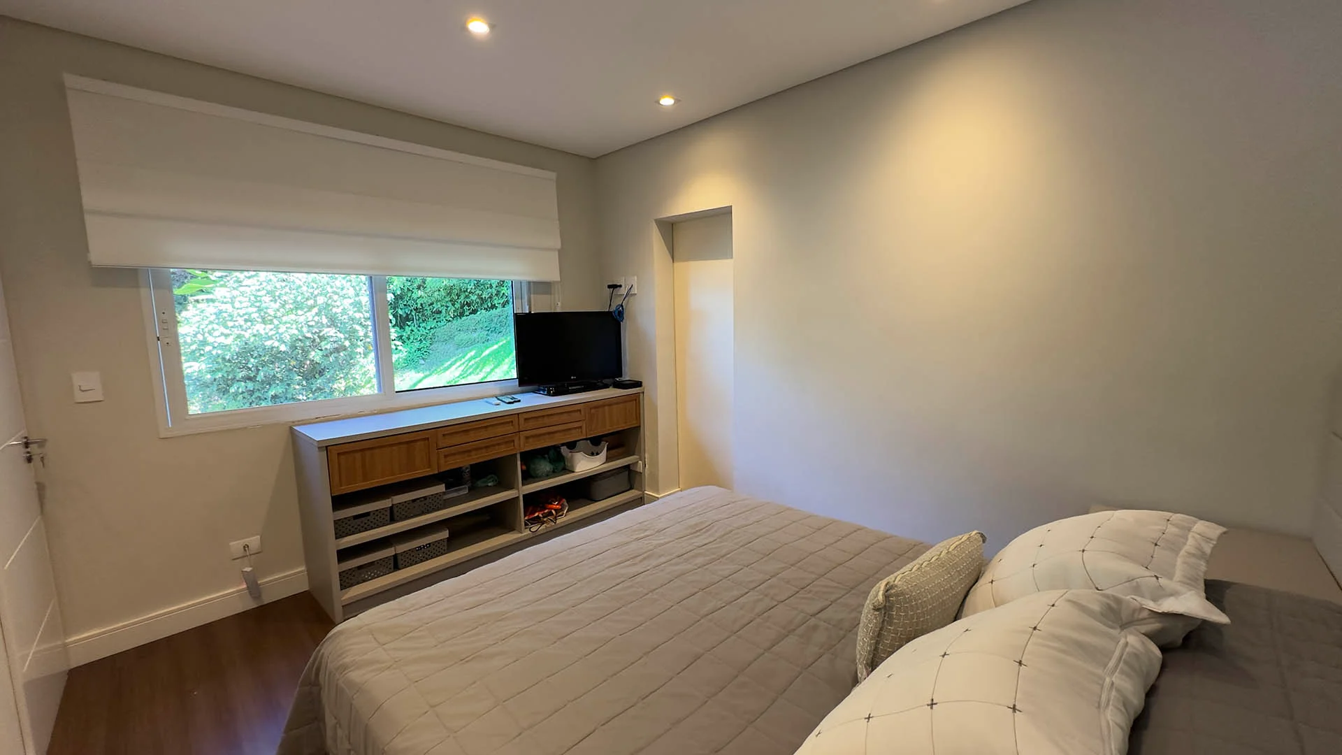 Suite com cama de casal king e vista para a mata atlantica