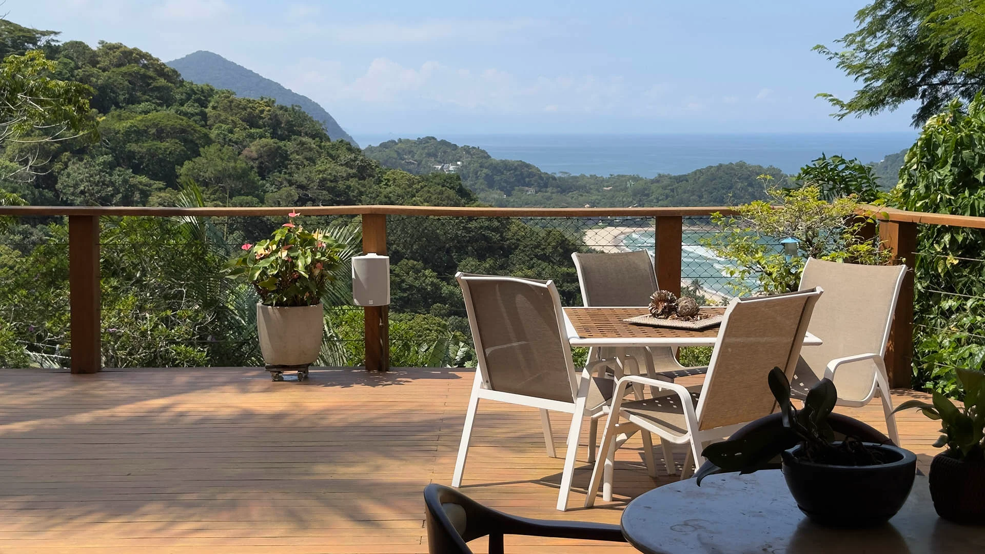 Deck com mesinha de 4 lugares e vista para a praia de São Pedro e montanha do Taguaíba