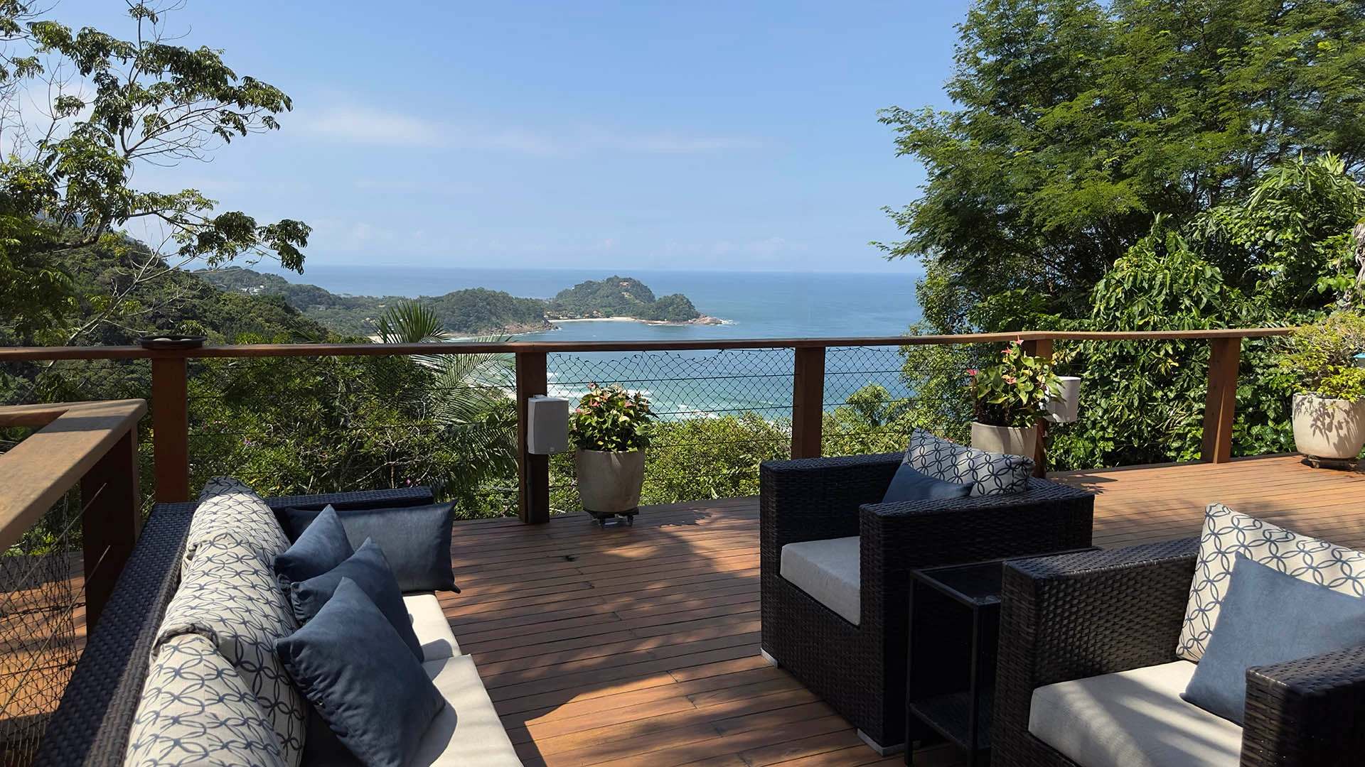 Lounge externo com vista para península da praia das conchas