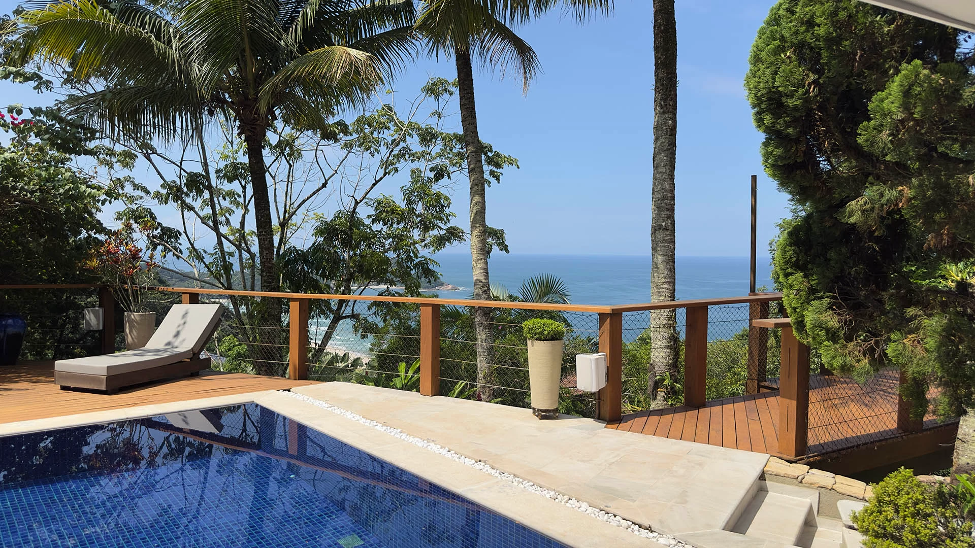 Deck com espreguiçadeira e vista para o alto m