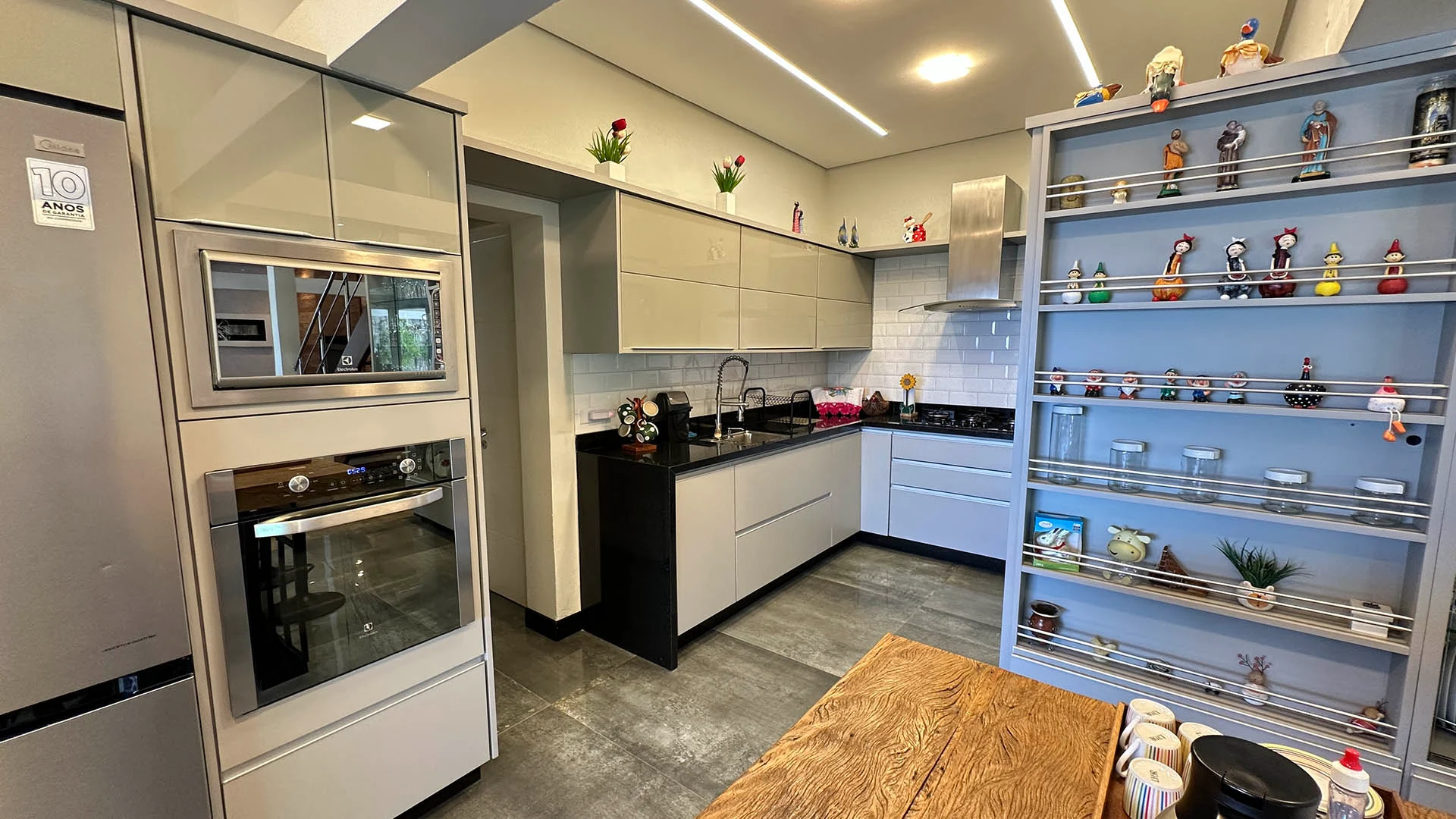 Cozinha planejada com bancada em madeira maciça