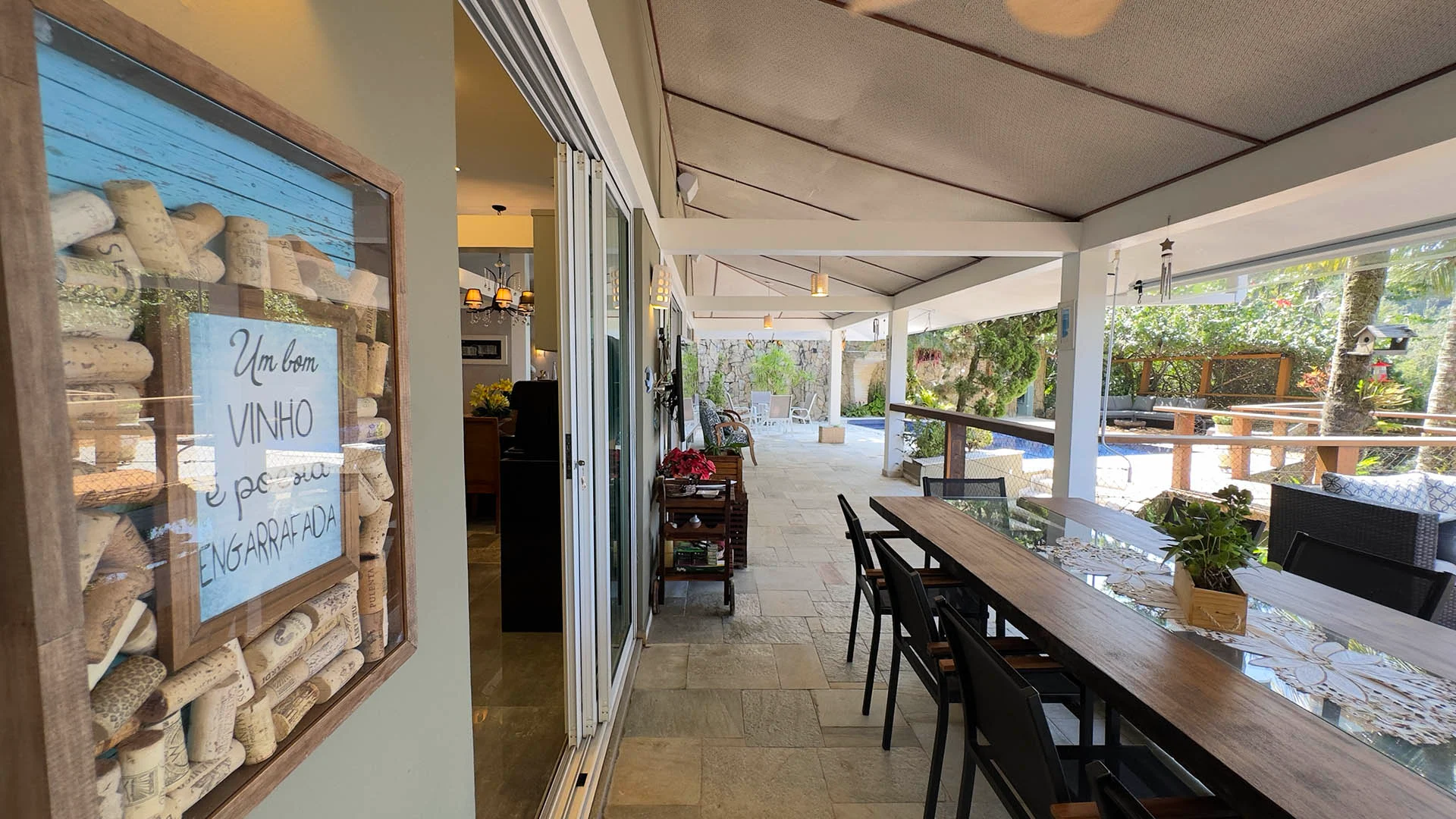 Cozinha gourmet com decoração de vinho na varanda