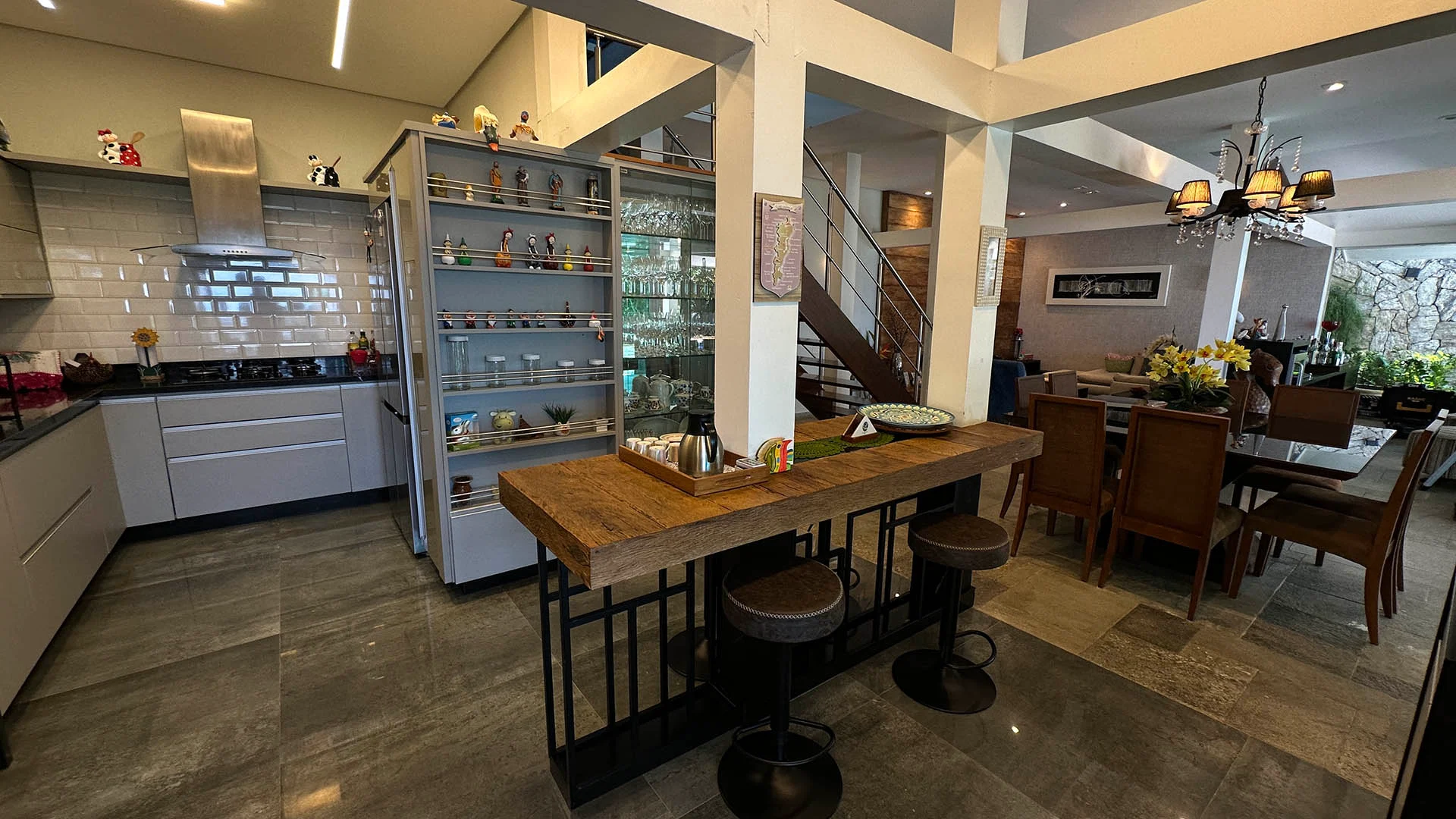 Cozinha gourmet completa com mesa de ilha ao