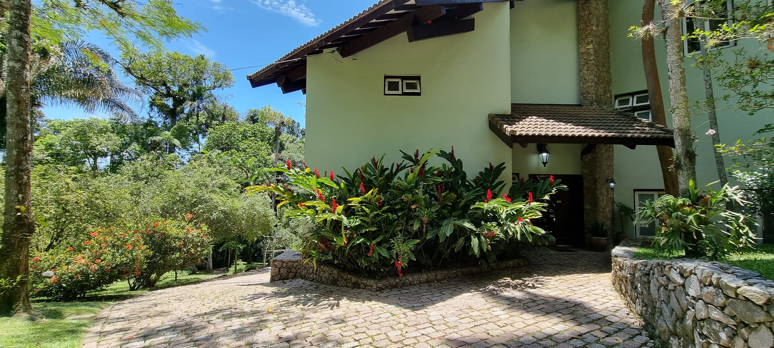 Imoveis Venda meio Mato do Condominio São Pedro Guaruja