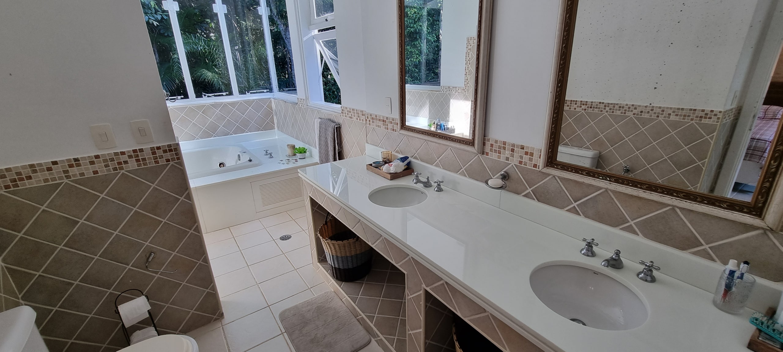 Locação no Condominio Iporanga Guaruja