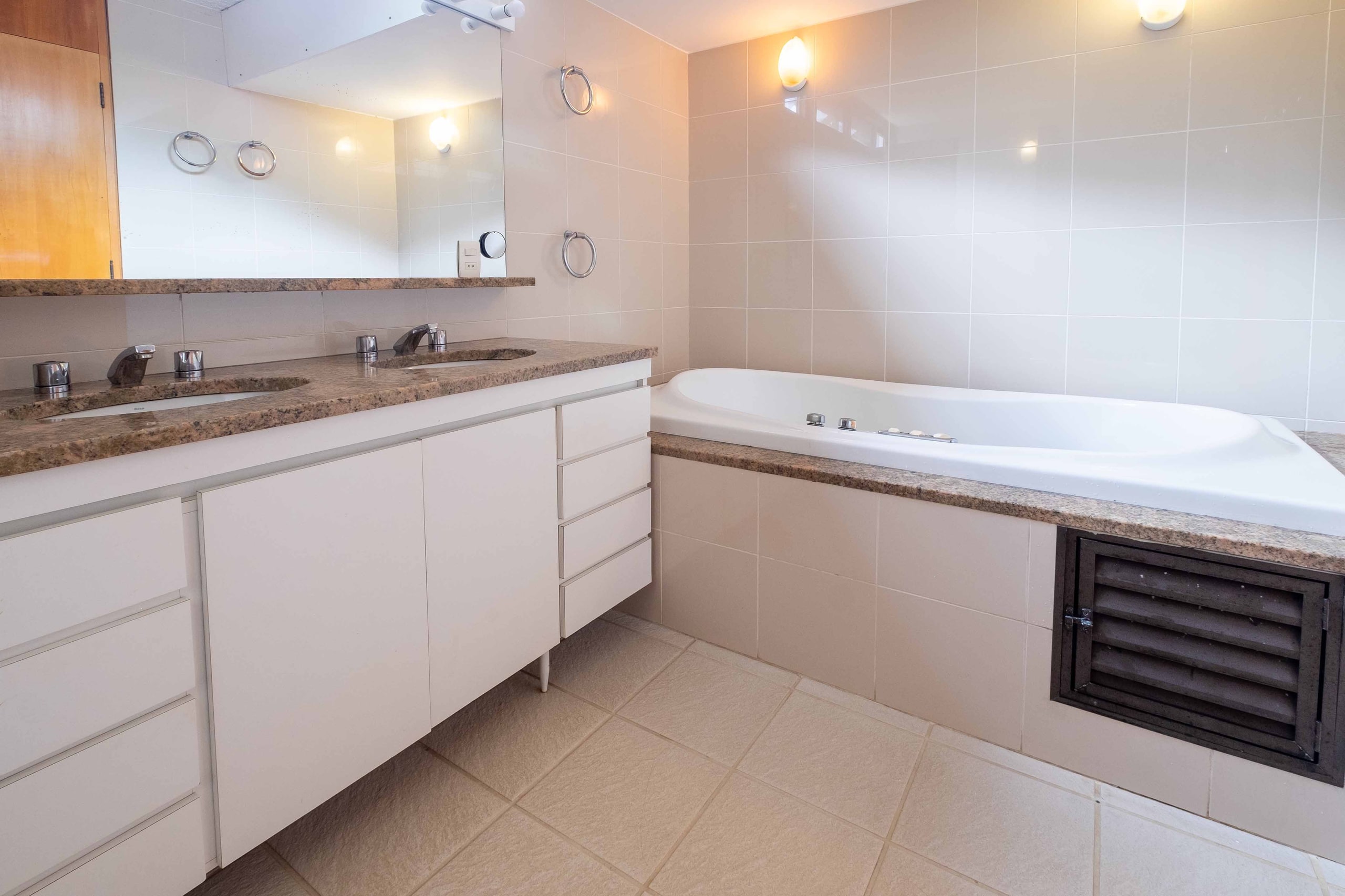 Casa Pé na Areia no Condominio Taguaiba Guaruja
