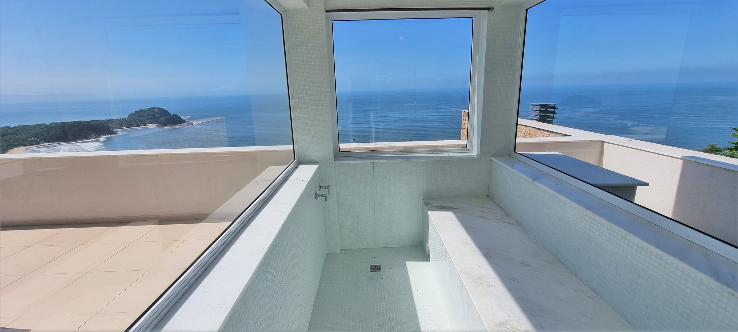 Casa no Condominio Tijucopava com Vista para o Mar