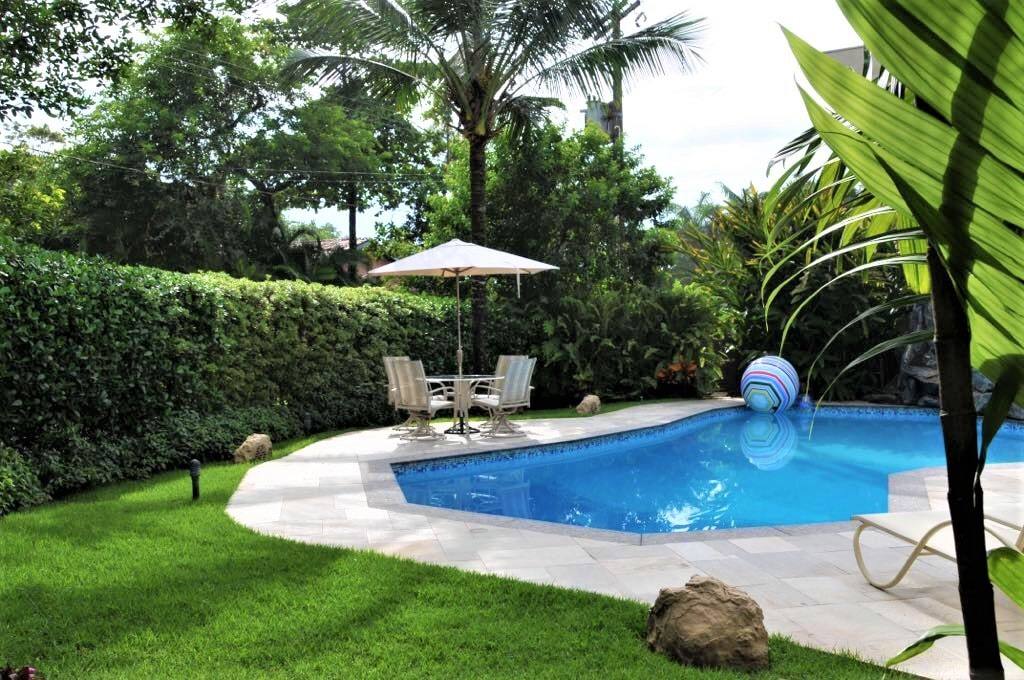 Casa no Condomínio São Pedro Guarujá — Villa 135