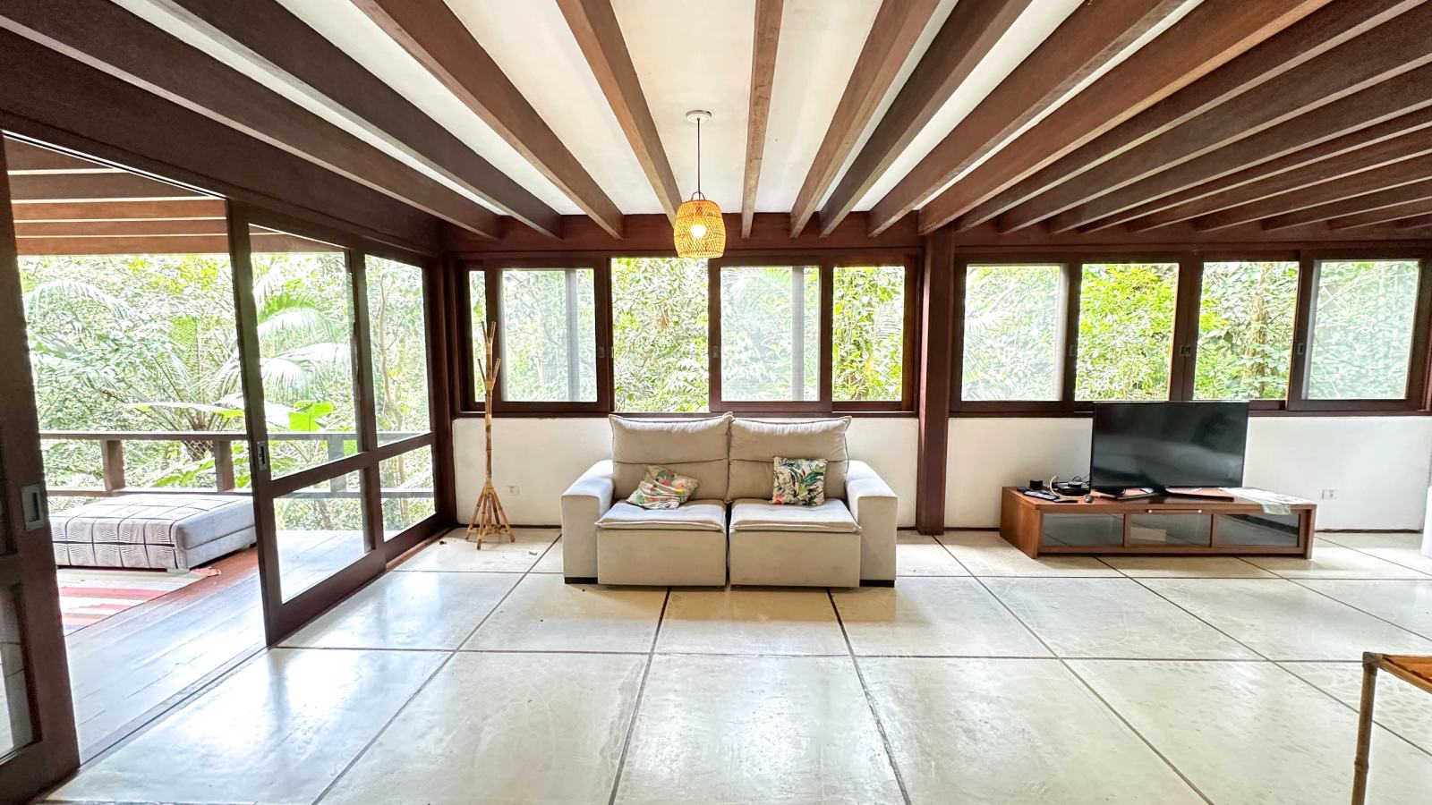 Villa 411 - Casa à venda Condominio Iporanga -Sala de estar com sofá para 2 lugares em conceito aberto integrado com a sala de t