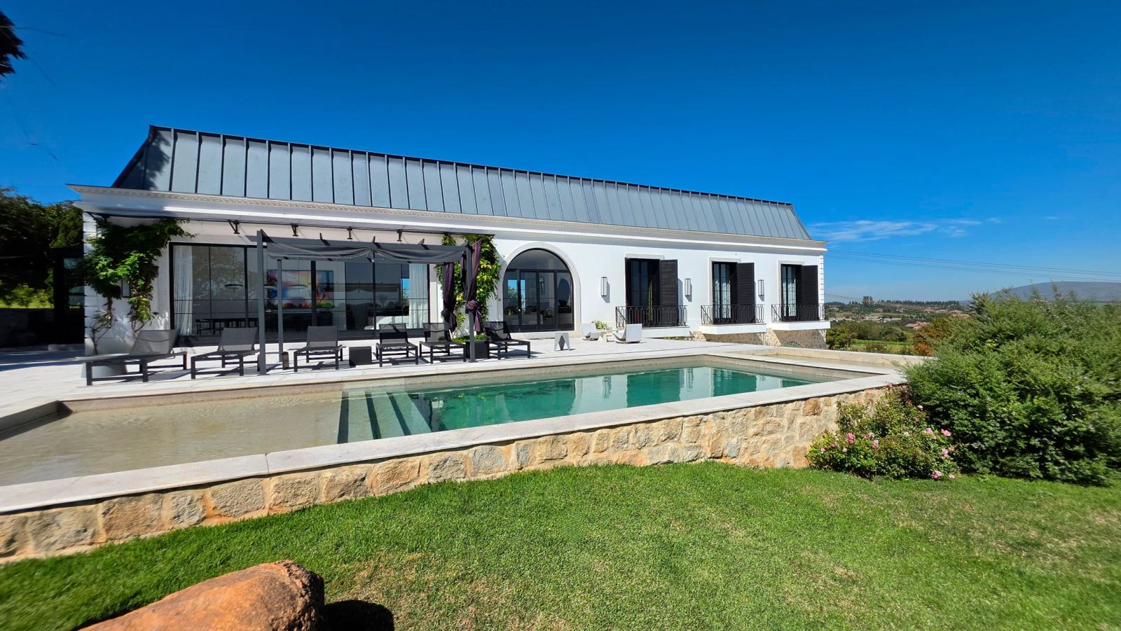 Casa a venda e locação Na fazenda Boa Vista Projeto de Duda Porto Vila Francesa Provençal -casa e piscina