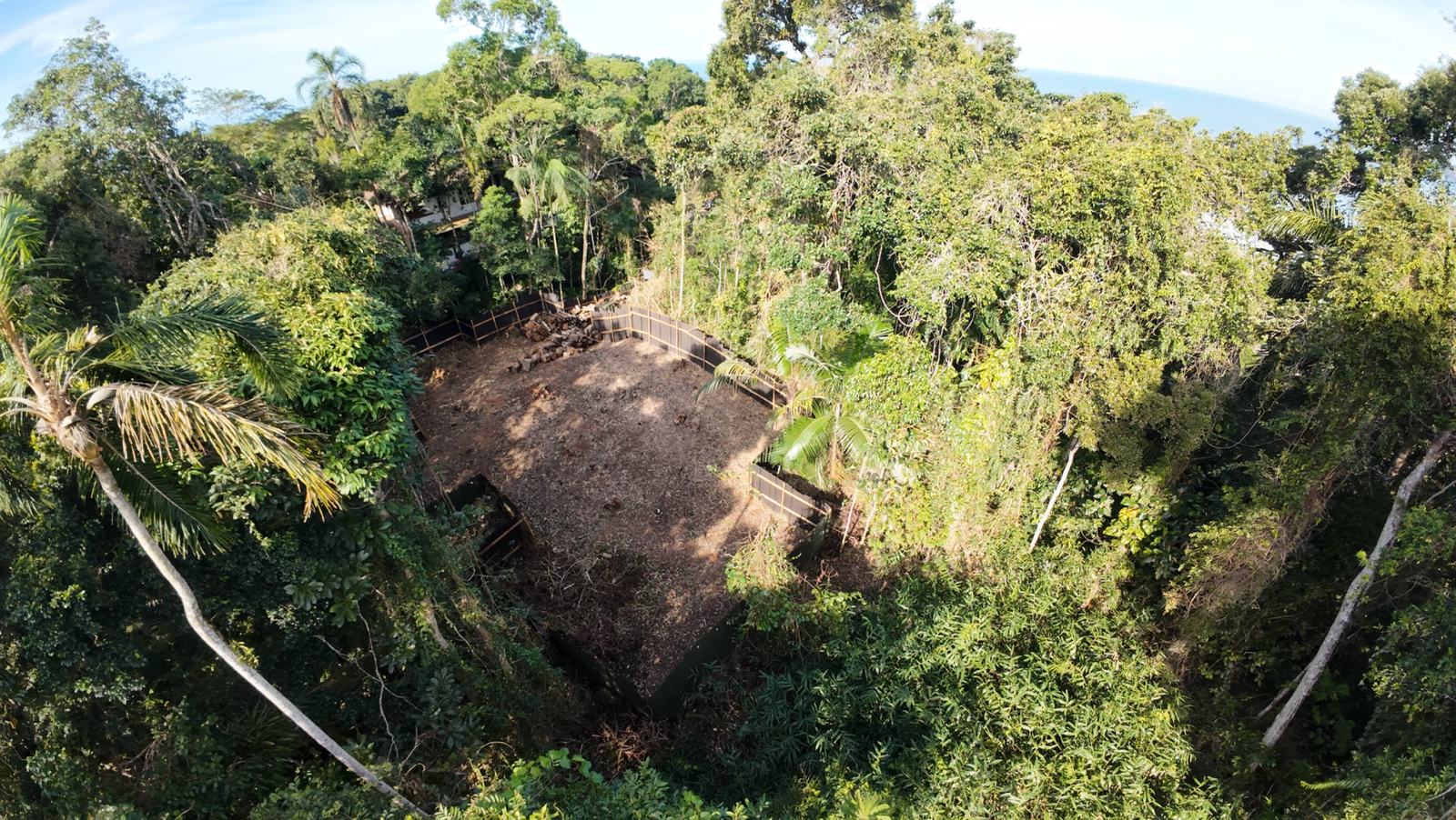 Vista aerea de terreno à venda, já licenciado junto a Cetesb e Condephaat, no condominio Iporang