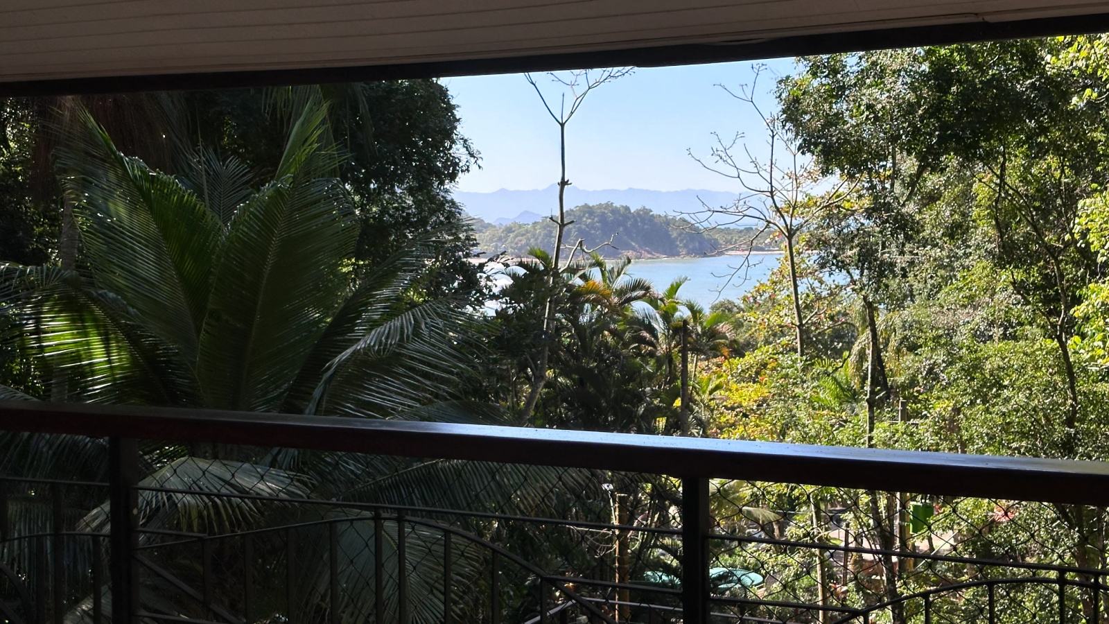 Villa 207 - Aluguel Temporada - Vista da varanda com vegetação preservada e paisagem natural em Tijucopava