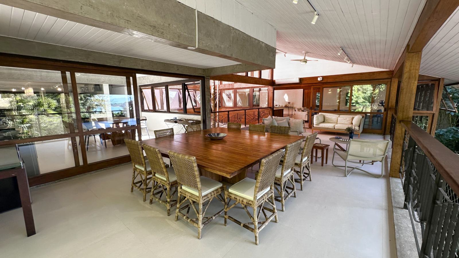 Villa 207 - Aluguel Temporada - Sala de jantar com mesa de madeira para grandes refeições , Condomínio Tijucopava