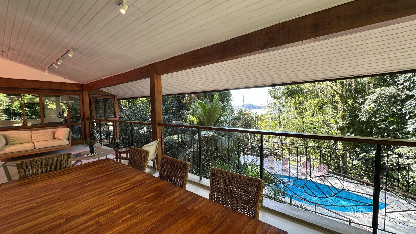 Villa 207 - Aluguel Temporada - Sala de jantar conectada à varanda com vista para a piscina e o mar