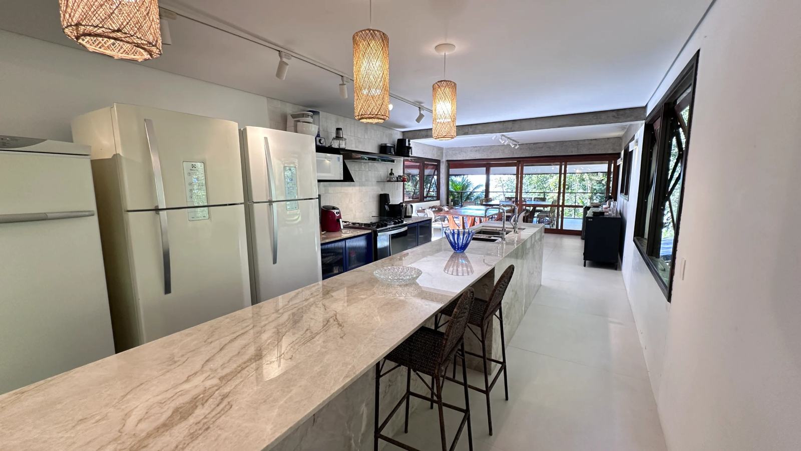 Villa 207 - Aluguel Temporada - Ilha central da cozinha integrada aos espaços de convivência