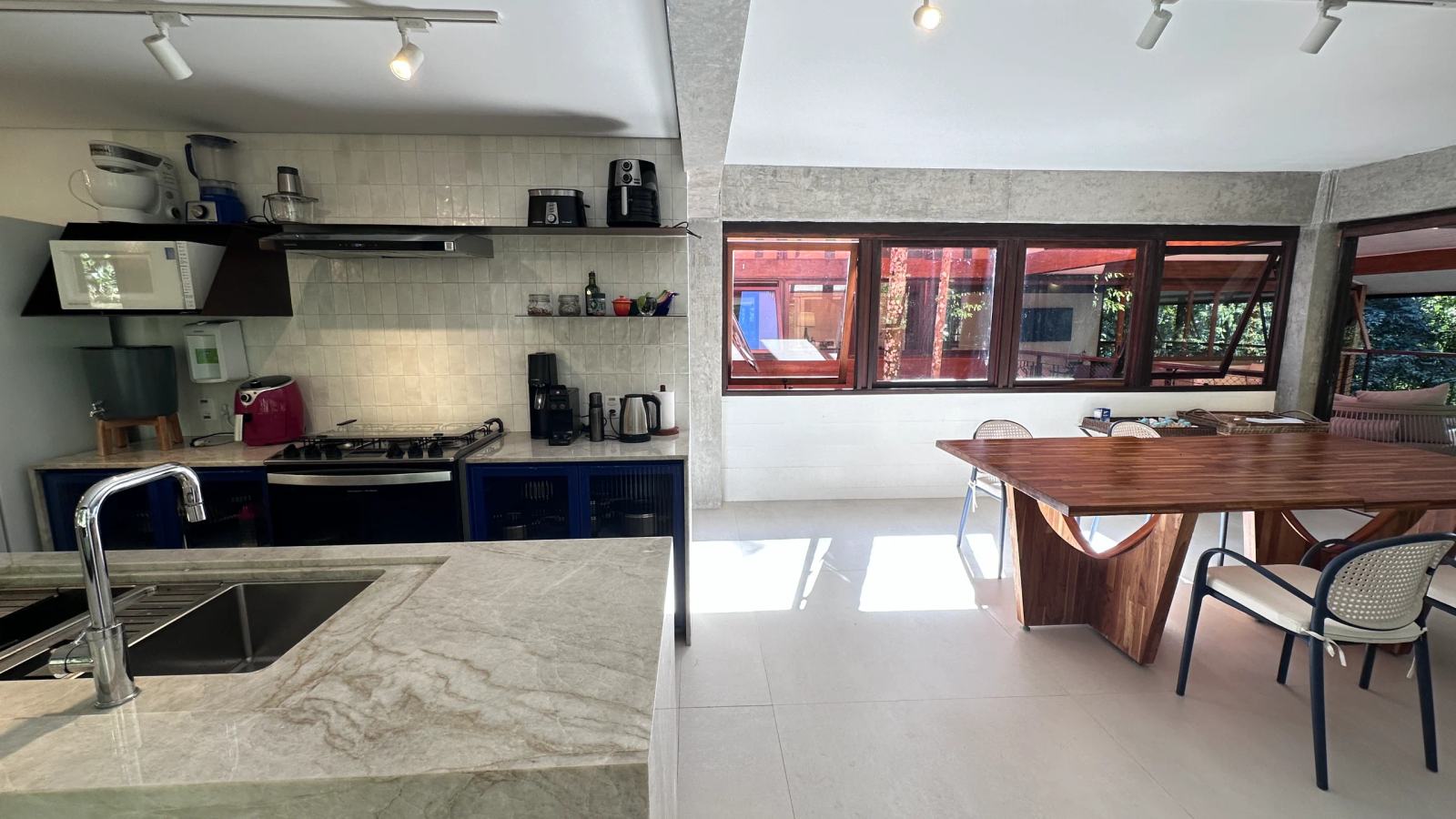 Villa 207 - Aluguel Temporada - Detalhe da ilha da cozinha e integração com a copa
