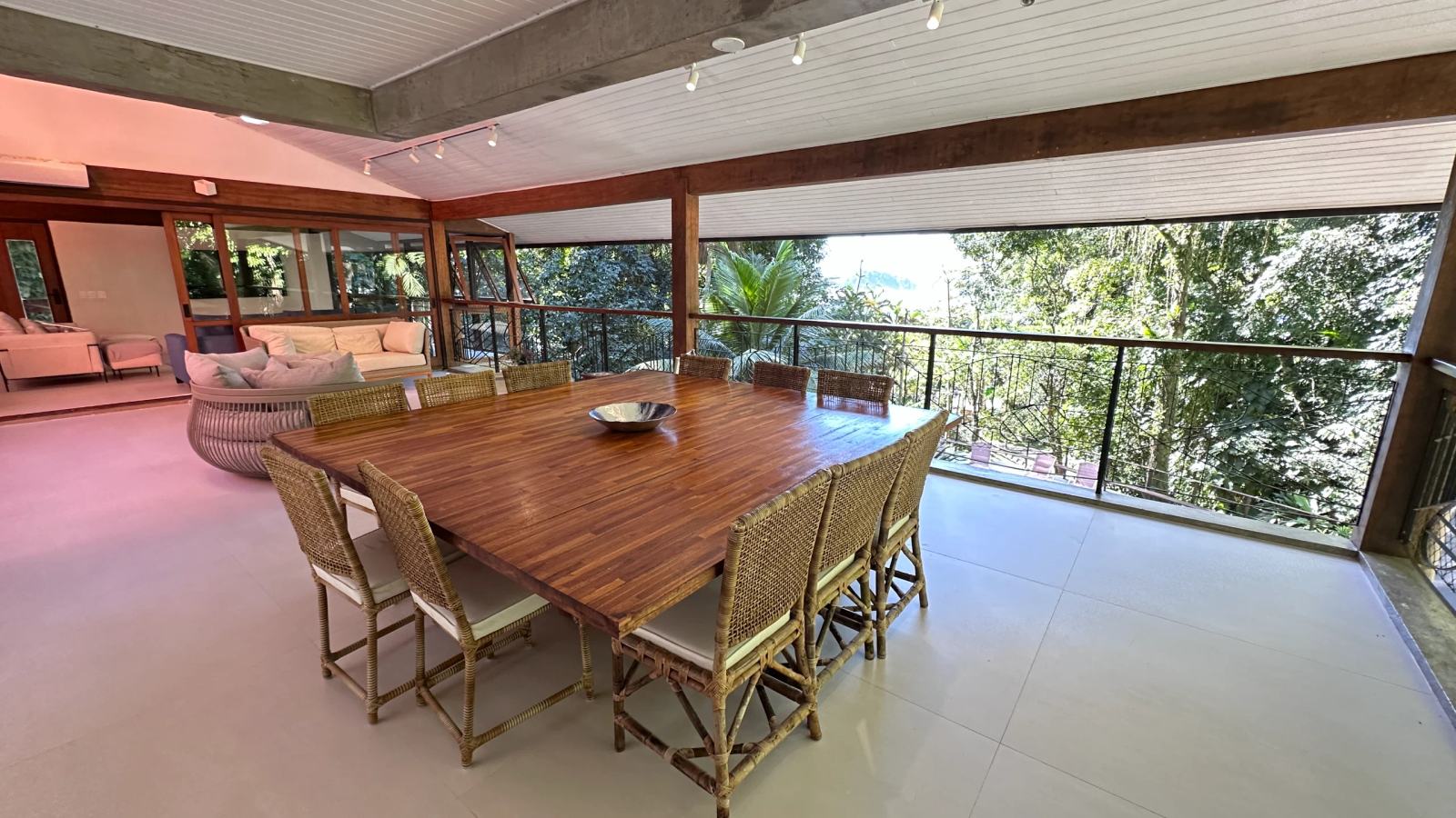 Villa 207 - Aluguel Temporada - Mesa de jantar voltada para a varanda com vista para a natureza