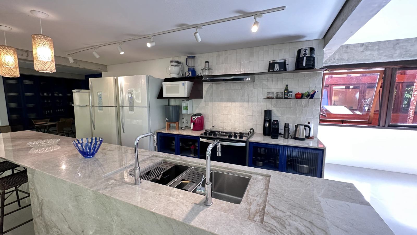 Villa 207 - Aluguel Temporada - Cozinha gourmet com ilha, eletrodomésticos e integração aos ambientes sociais