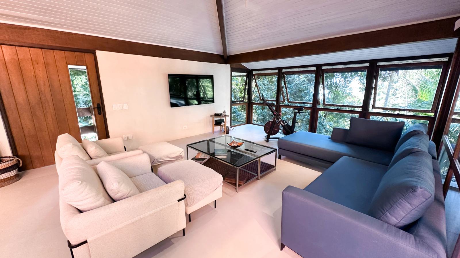 Villa 207 - Aluguel Temporada - Sala de estar com sofás e decoração acolhedora , casa para aluguel de temporada em Tijucopava