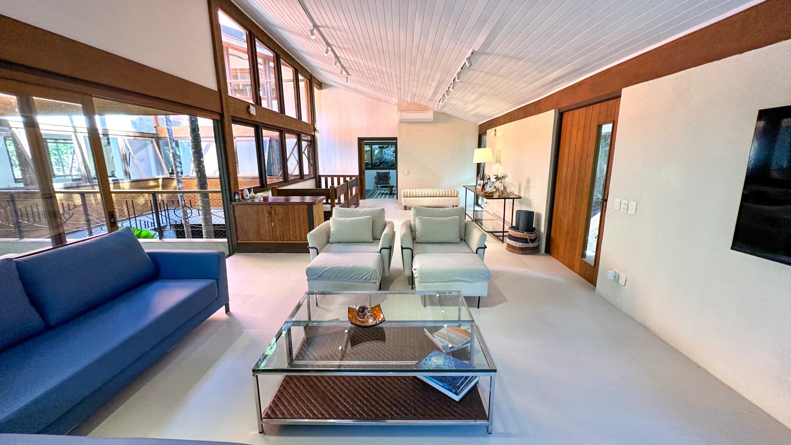 Villa 207 - Aluguel Temporada - Vista ampla do living com integração entre sala, varanda e Mata Atlântica