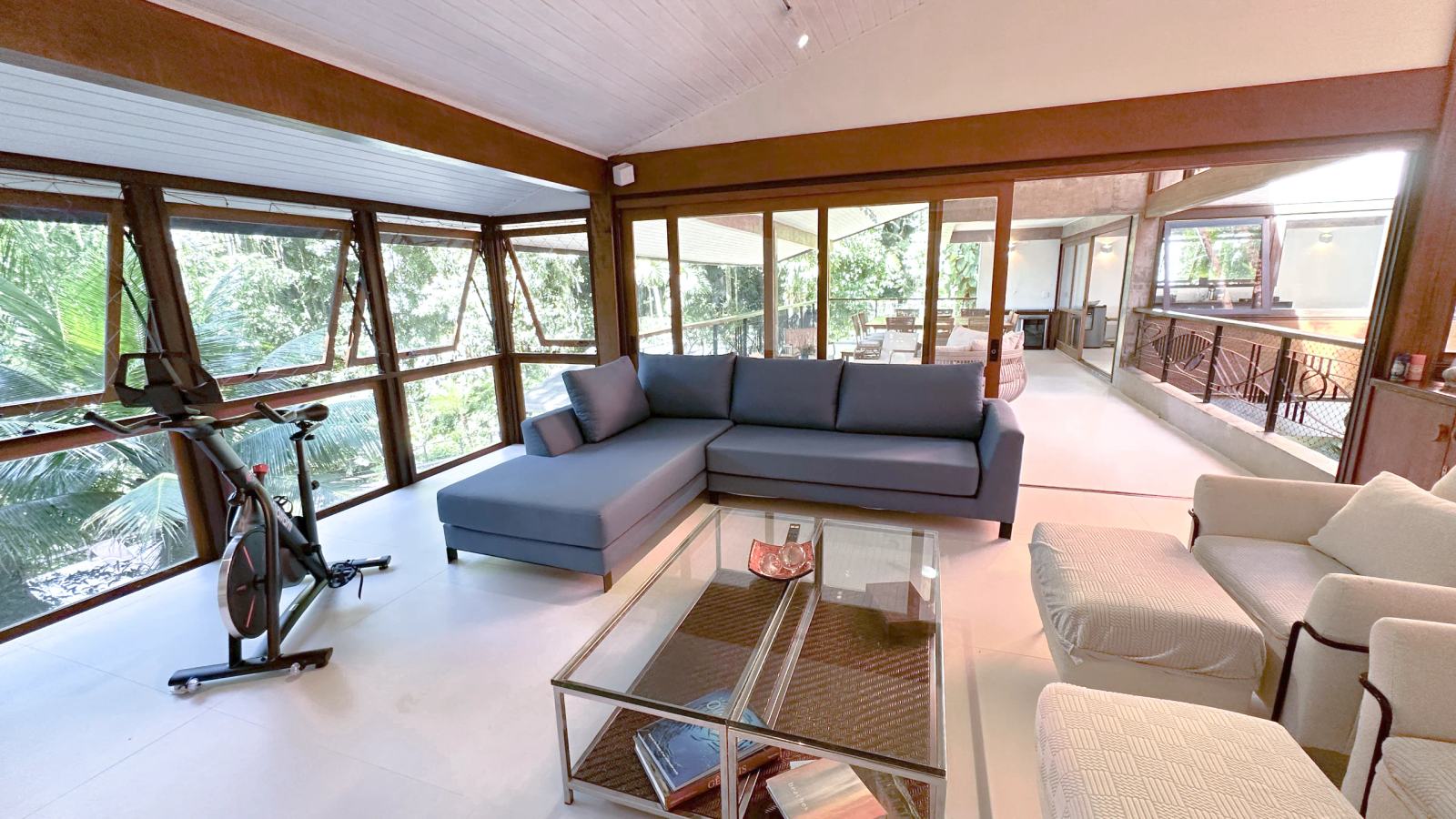 Villa 207 - Aluguel Temporada - Sala de estar ampla com iluminação natural e vista para o jardim