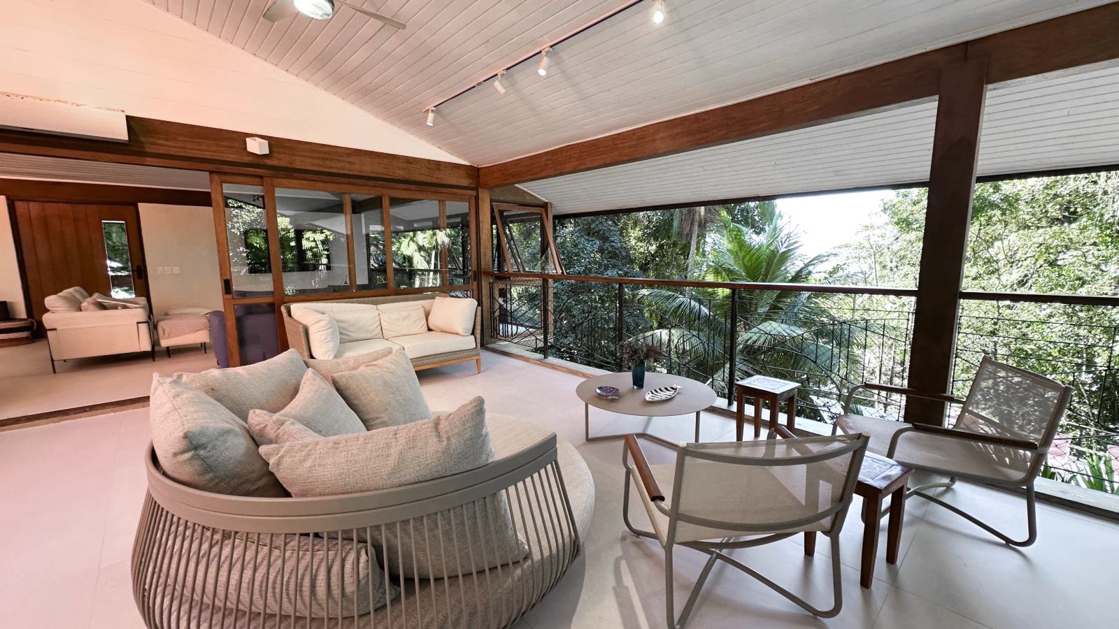 Villa 207 - Aluguel Temporada - Estar da varanda com sofás e vista para a natureza