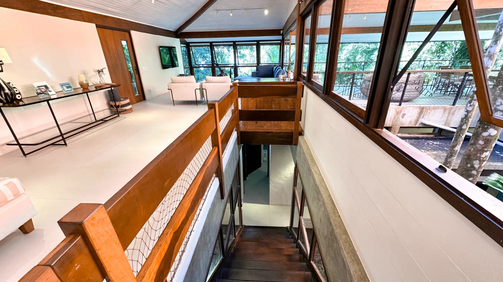 Villa 207 - Aluguel Temporada - Detalhe da escada que conecta o living aos quartos do piso inferior