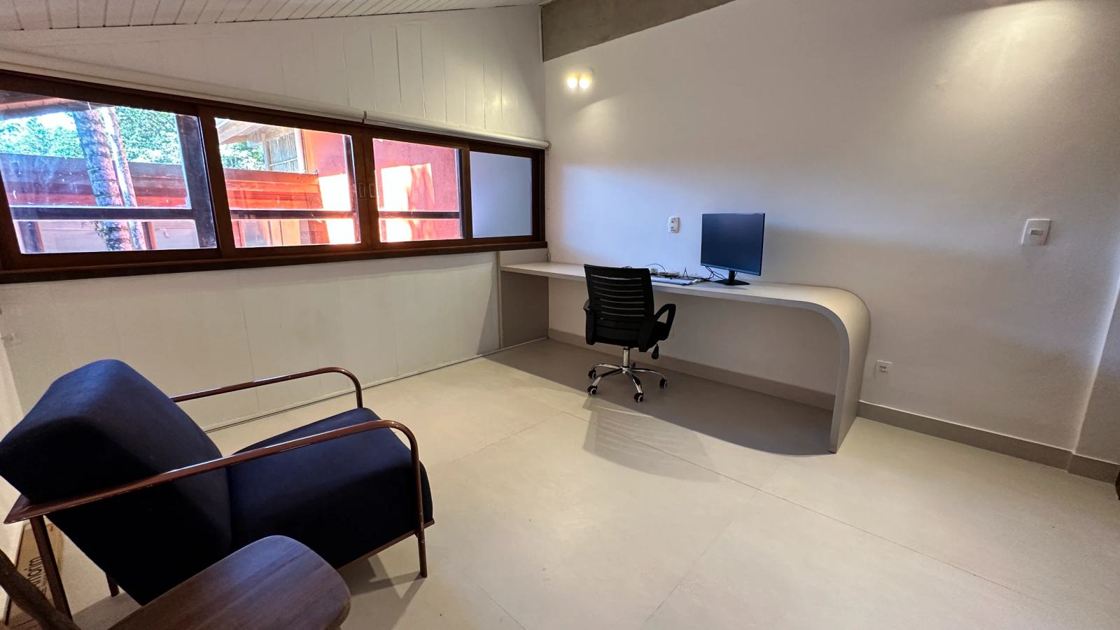 Villa 207 - Aluguel Temporada - Escritório privativo ampla bancda, poltrona e monitor instalado