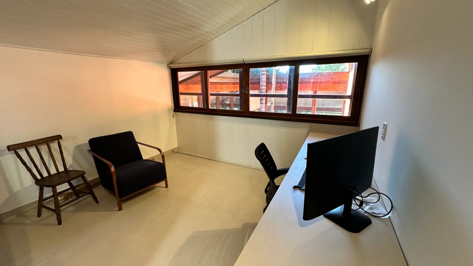 Villa 207 - Aluguel Temporada - Escritório privativo com mesa de trabalho e iluminação natural