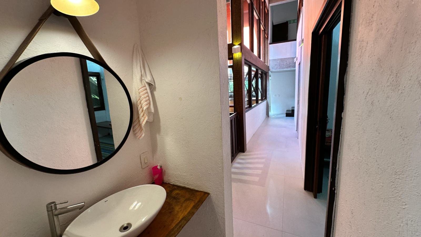 Villa 207 - Aluguel Temporada - lavabo da área social com espellho e pia sobreposta à bancada de madeir
