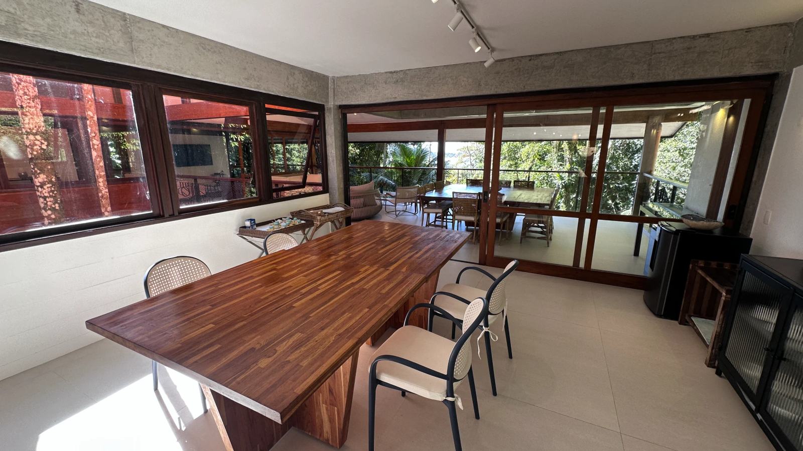 Villa 207 - Aluguel Temporada - Mesa central da copa da cozinha com vista para o mar