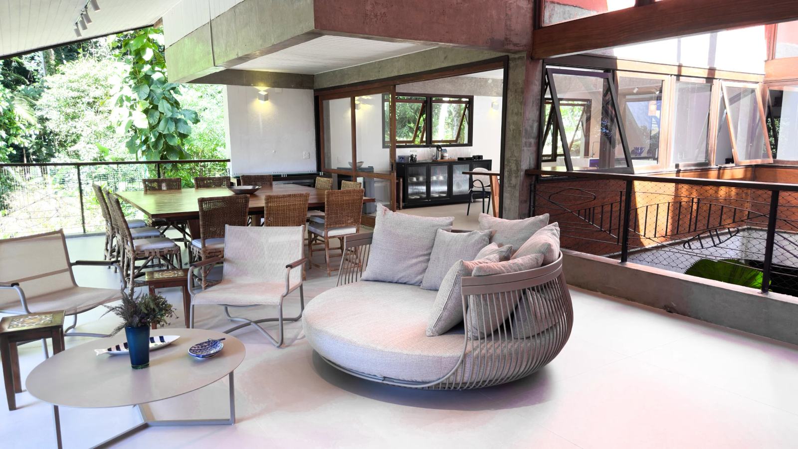 Villa 207 - Aluguel Temporada - Área de estar da varanda com decoração acolhedora