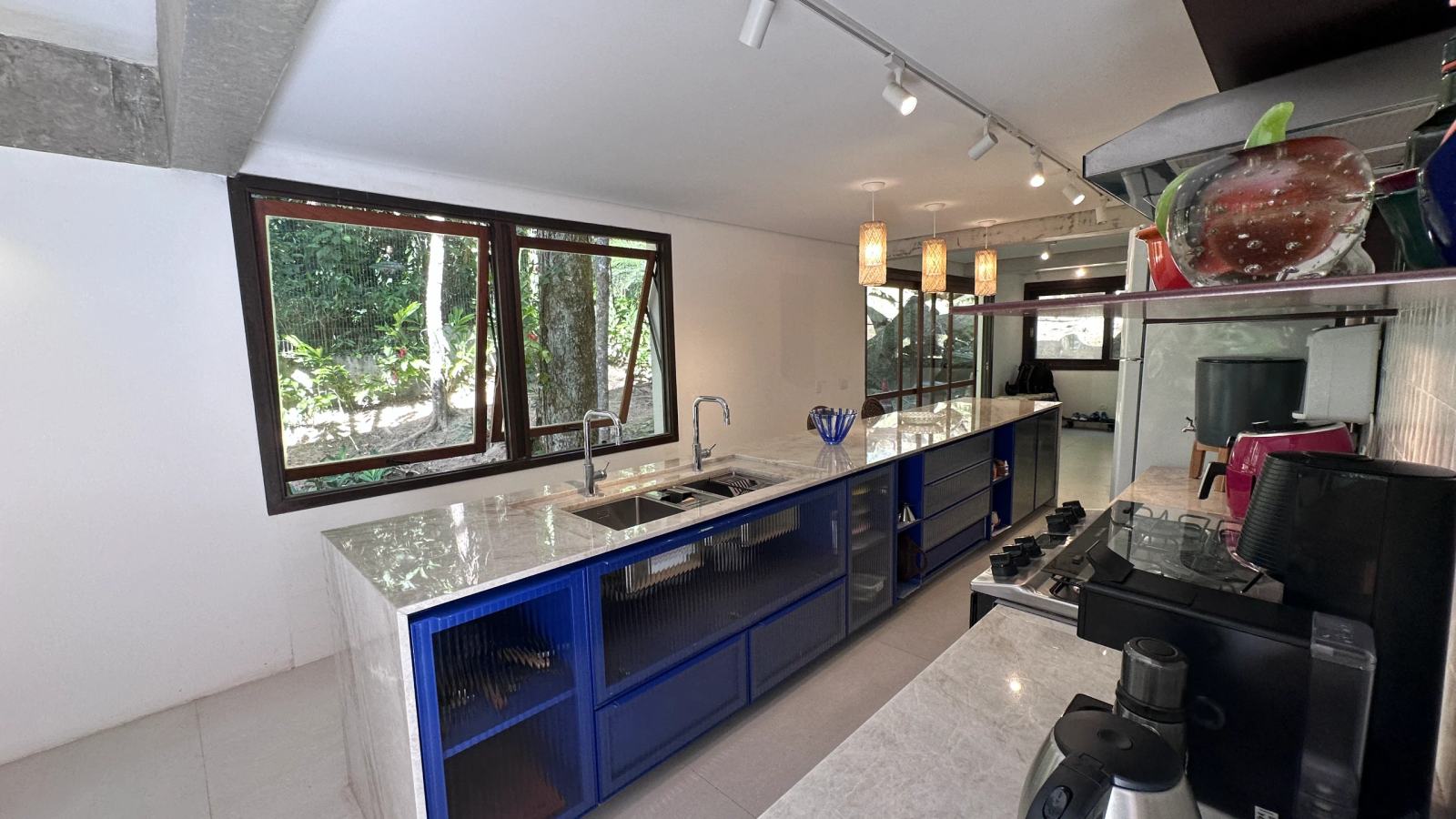 Villa 207 - Aluguel Temporada - Cozinha funcional com ampla bancada e repleta de armários