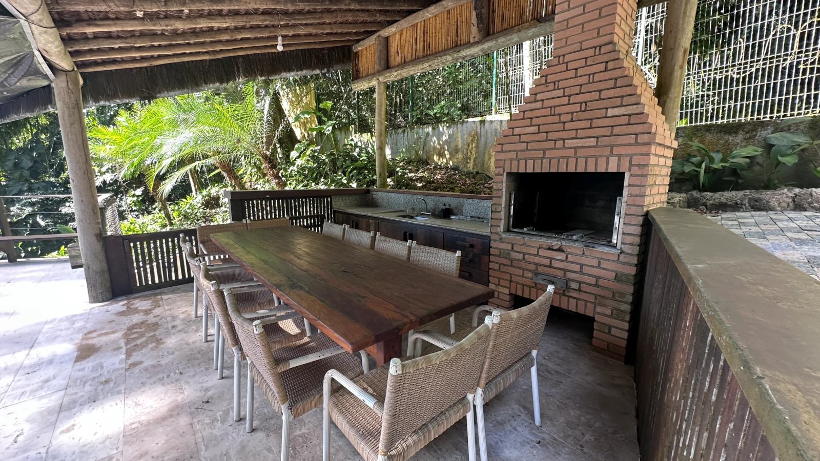 Villa 207 - Aluguel Temporada - Churrasqueira e mesa para refeições ao ar livre na área gourmet