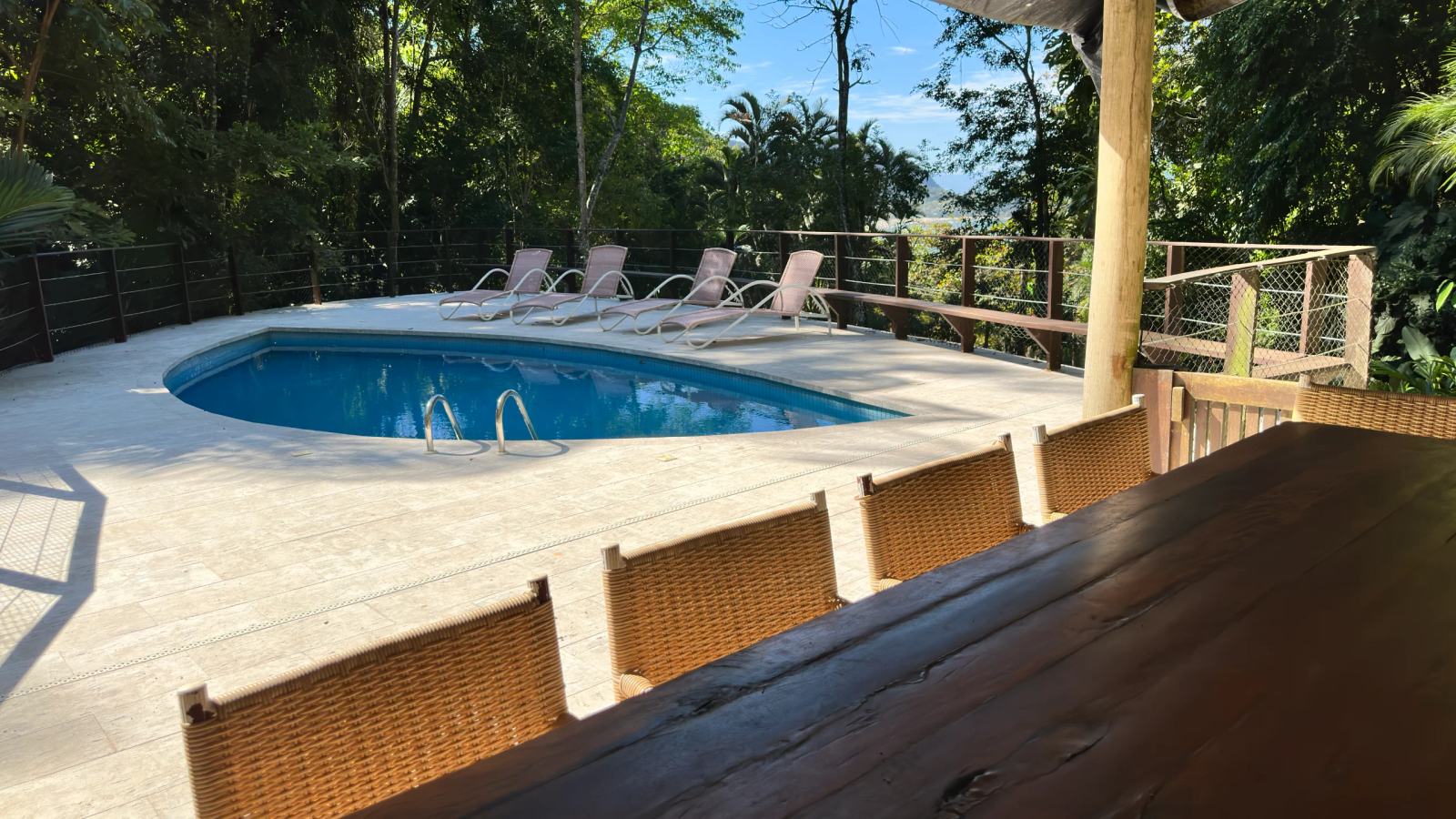 Villa 207 - Aluguel Temporada - Piscina privativa com espreguiçadeiras cercada pela natureza  em Tijucopava