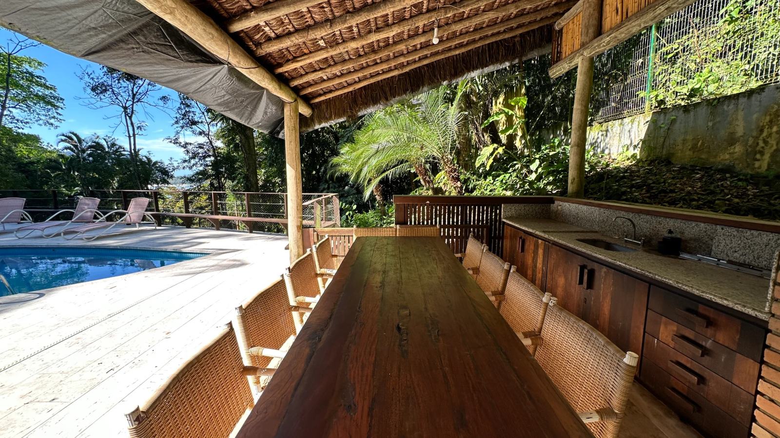 Villa 207 - Aluguel Temporada - Espaço gourmet com churrasqueira e bancada de apoio voltado para a piscina