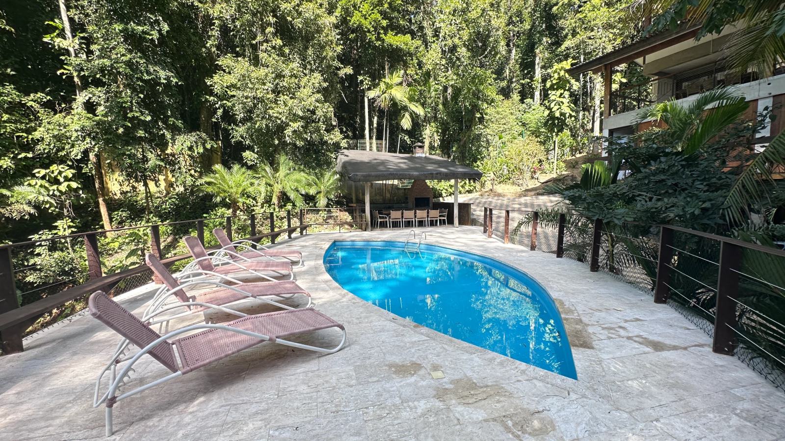 Villa 207 - Aluguel Temporada - Área gourmet coberta integrada à piscina  no Condomínio Tijucopava