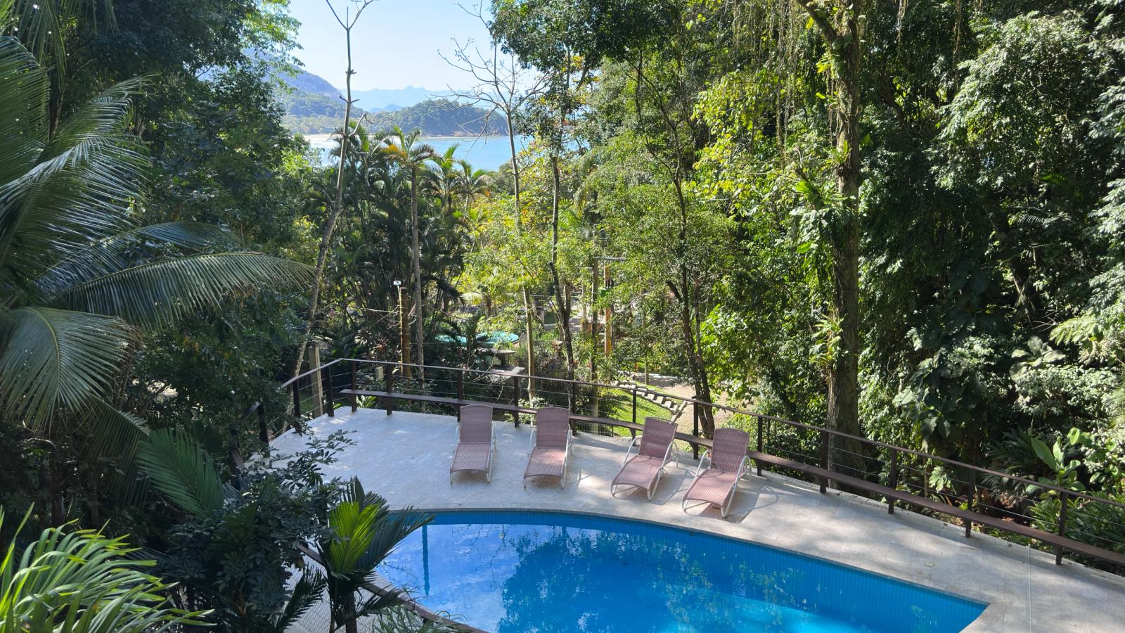 Villa 207 - Aluguel Temporada - Piscina com deck e espreguiçadeiras em meio à Mata Atlântica