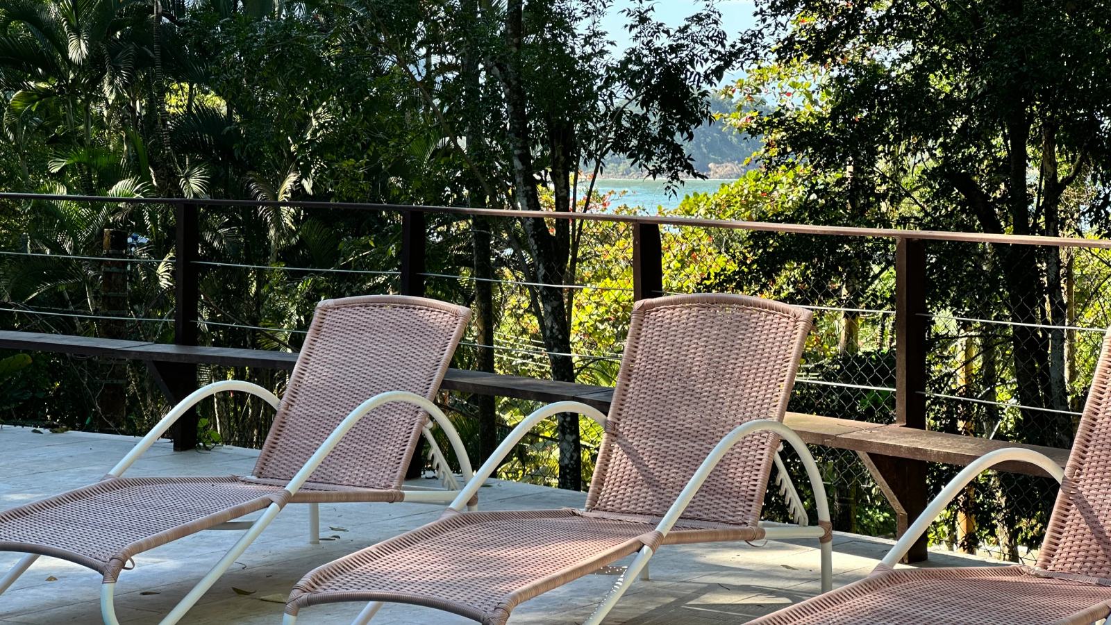 Villa 207 - Aluguel Temporada - Espreguiçadeiras voltadas para a natureza na área de lazer  em Tijucopava