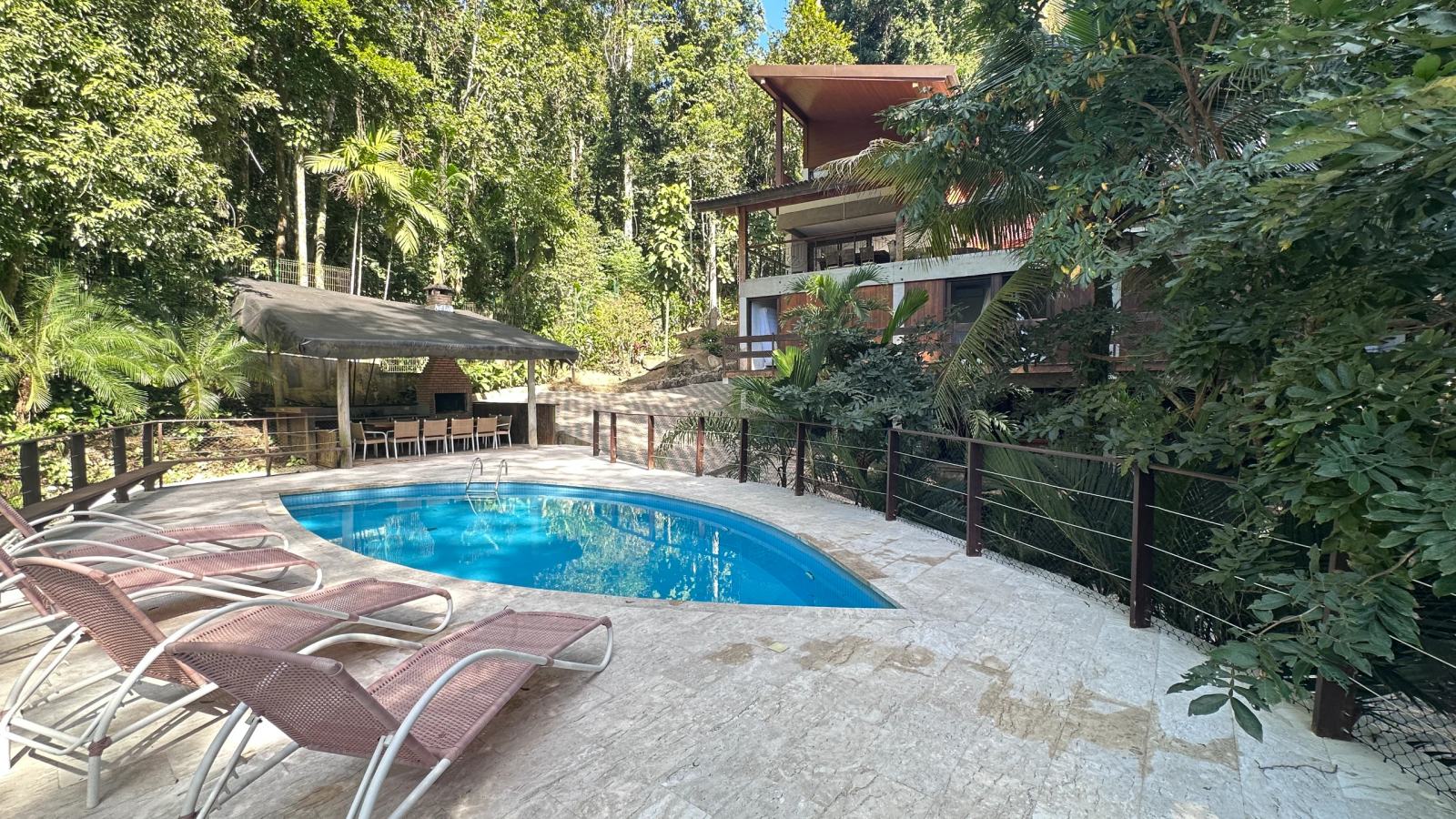 Villa 207 - Aluguel Temporada - Piscina ensolarada com deck e paisagismo natural , a poucos metros da praia