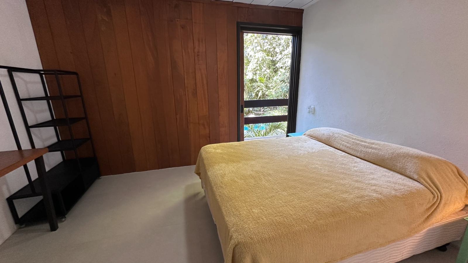 Villa 207 - Aluguel Temporada - Dormitório da Suíte 4 com cama de casal, armário aberto e ambiente aconchegante