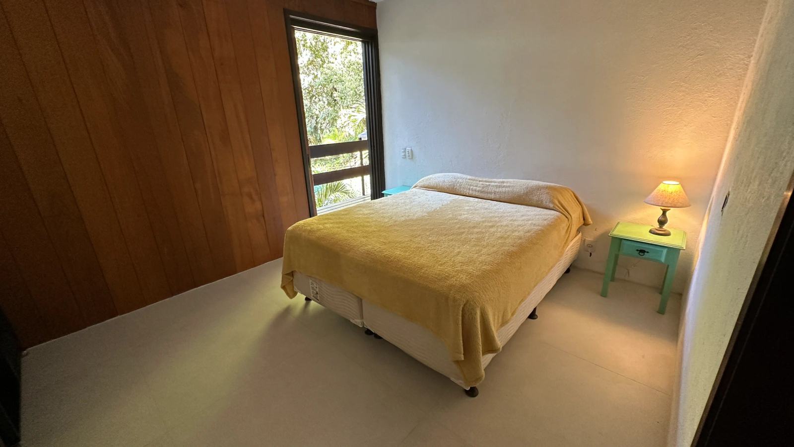 Villa 207 - Aluguel Temporada - Suíte 4  com cama de casal e janela voltada para a vegetação preservada de Tijucopava