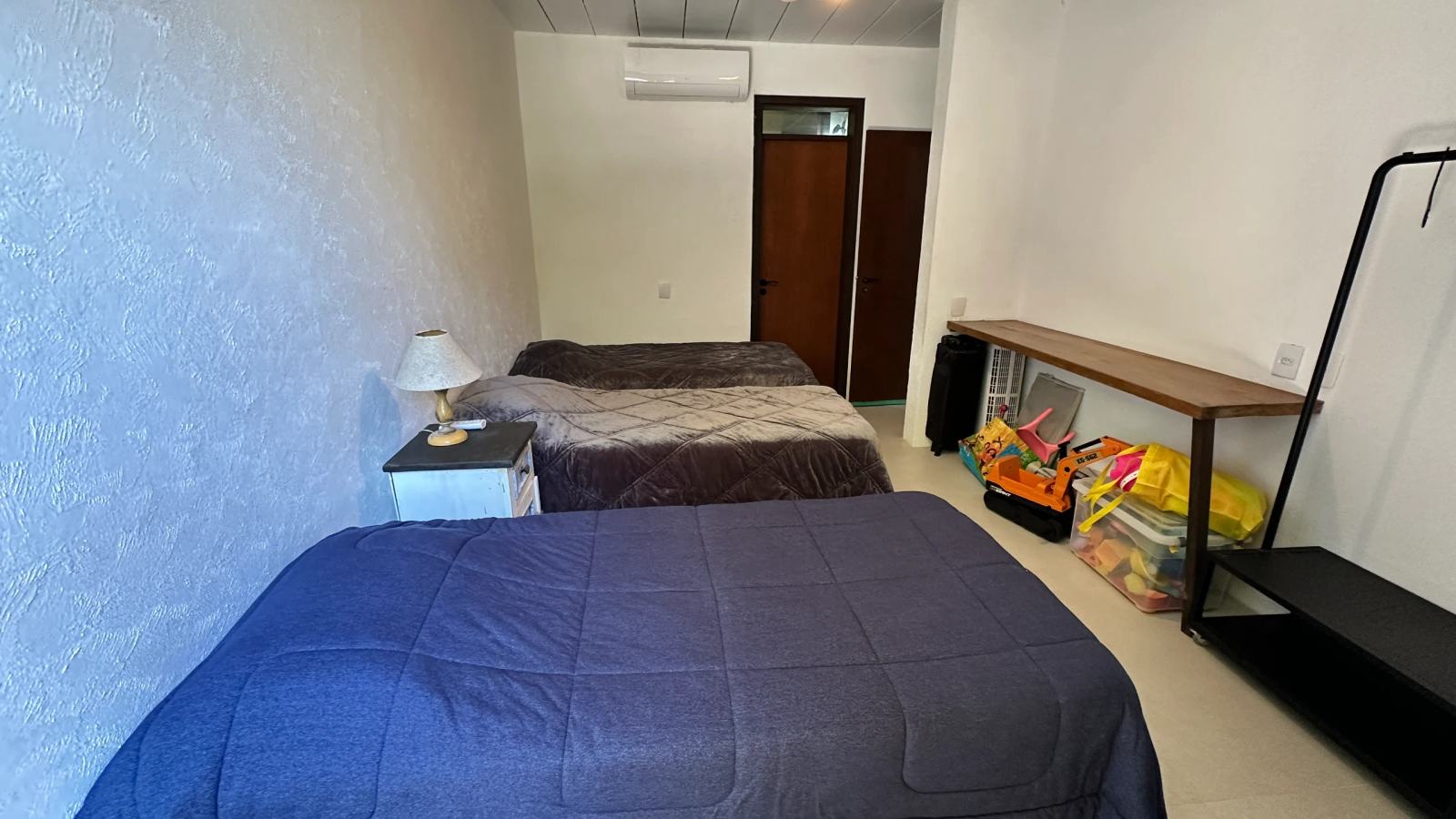 Villa 207 - Aluguel Temporada - Quarto da Suíte 6 com vista para a natureza e mobiliário funcional
