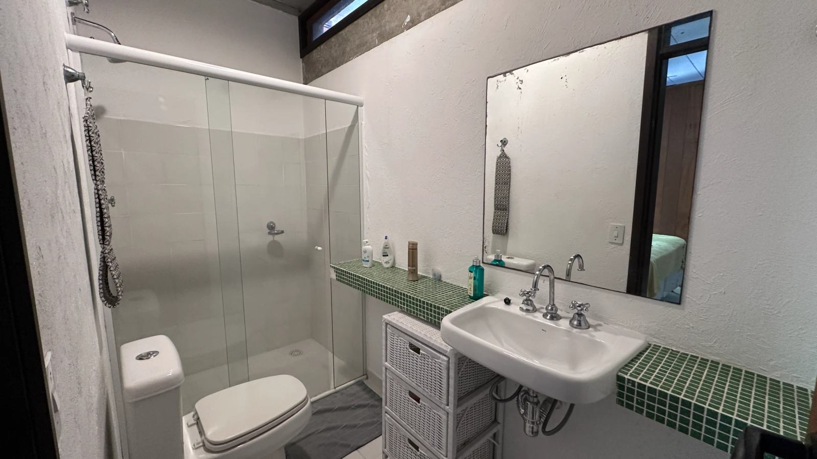 Villa 207 - Aluguel Temporada - Banheiro privativo da Suíte 4 com box em vidro e bancada em granito