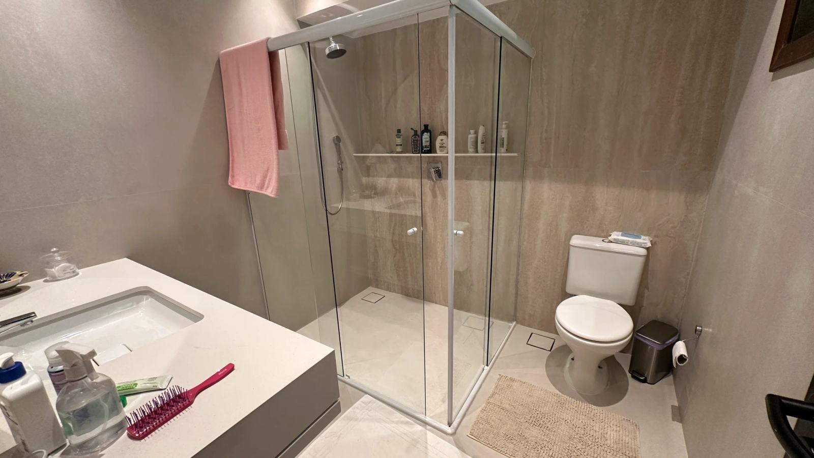 Villa 207 - Aluguel Temporada - Banheiro da Suíte 2 com box em vidro e design contemporâneo