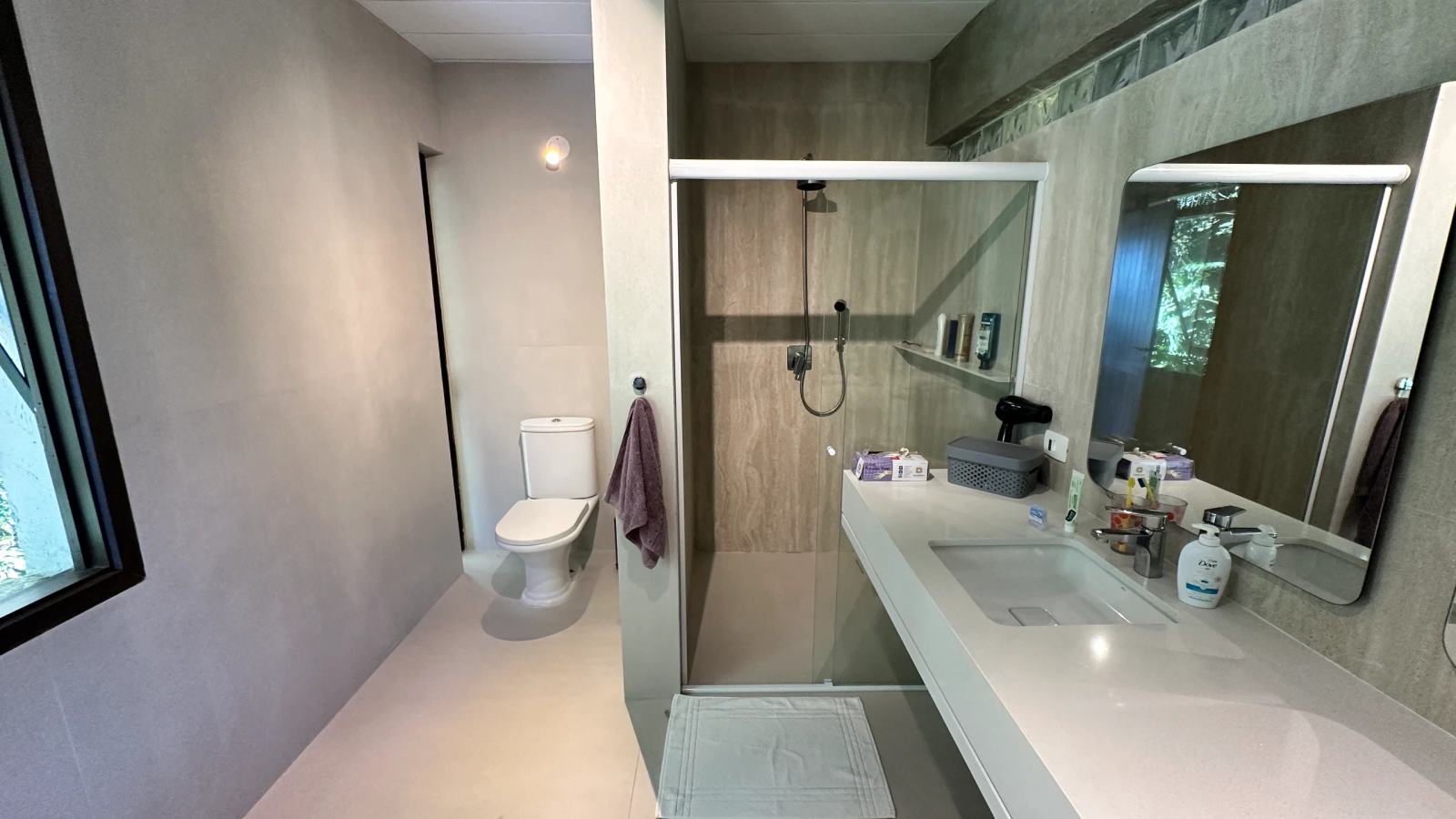 Villa 207 - Aluguel Temporada - Banheiro da Suíte Master com box em vidro e design contemporâneo