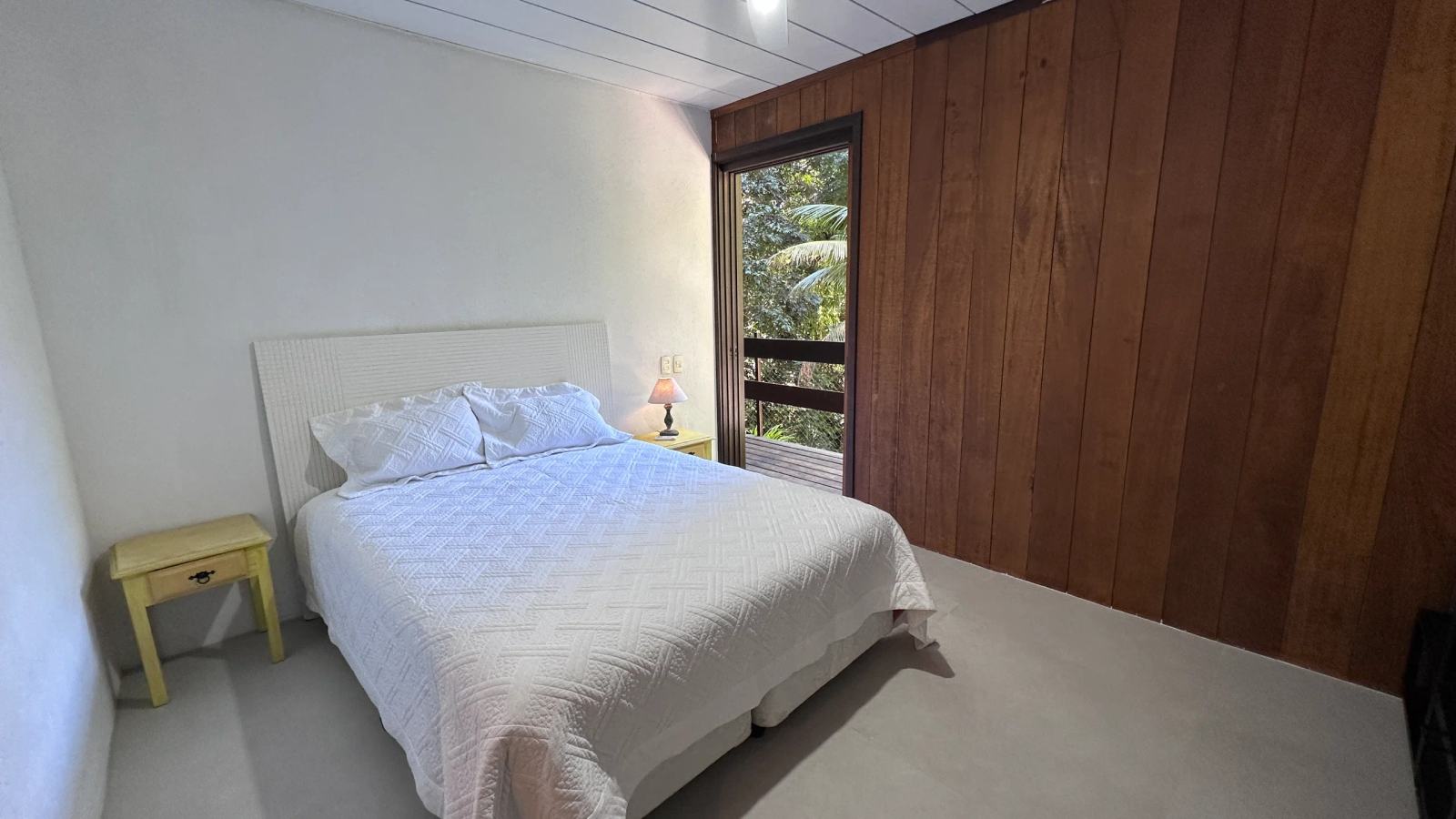 Villa 207 - Aluguel Temporada - Suíte 5  com cama de casal e vista para a natureza no Condomínio Tijucopava