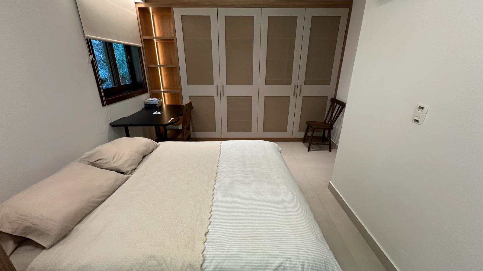 Villa 207 - Aluguel Temporada - Quarto da Suíte 2 com armários planejados e decoração clean